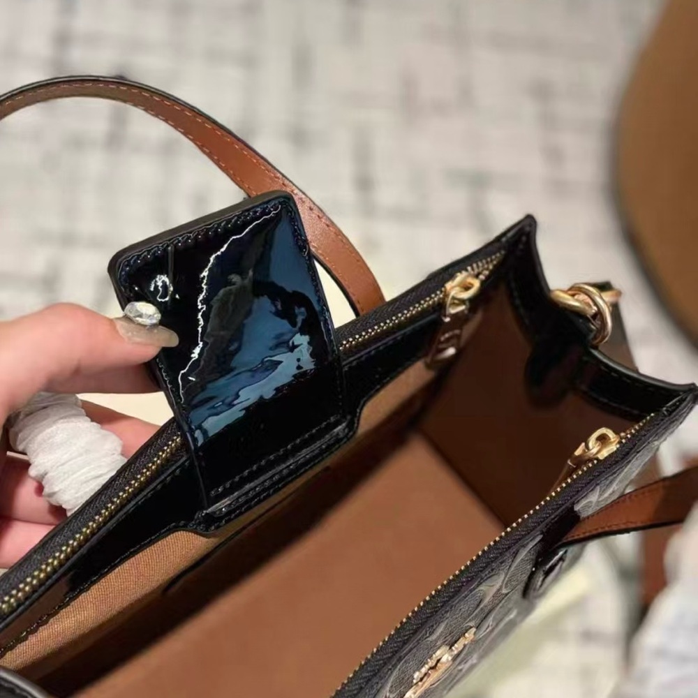 COACH black patent leather embossed tote bag - Picture 5 of 5
